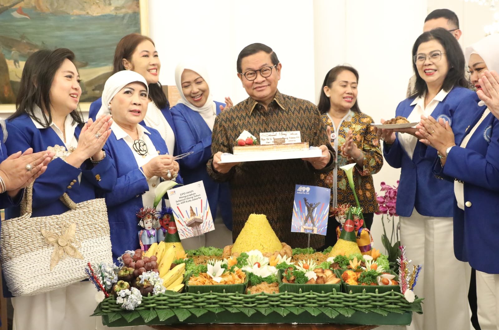 Momen Hangat di Balai Kota, IWAPI DKI Rayakan Ulang Tahun Pramono Anung dan HUT Jakarta