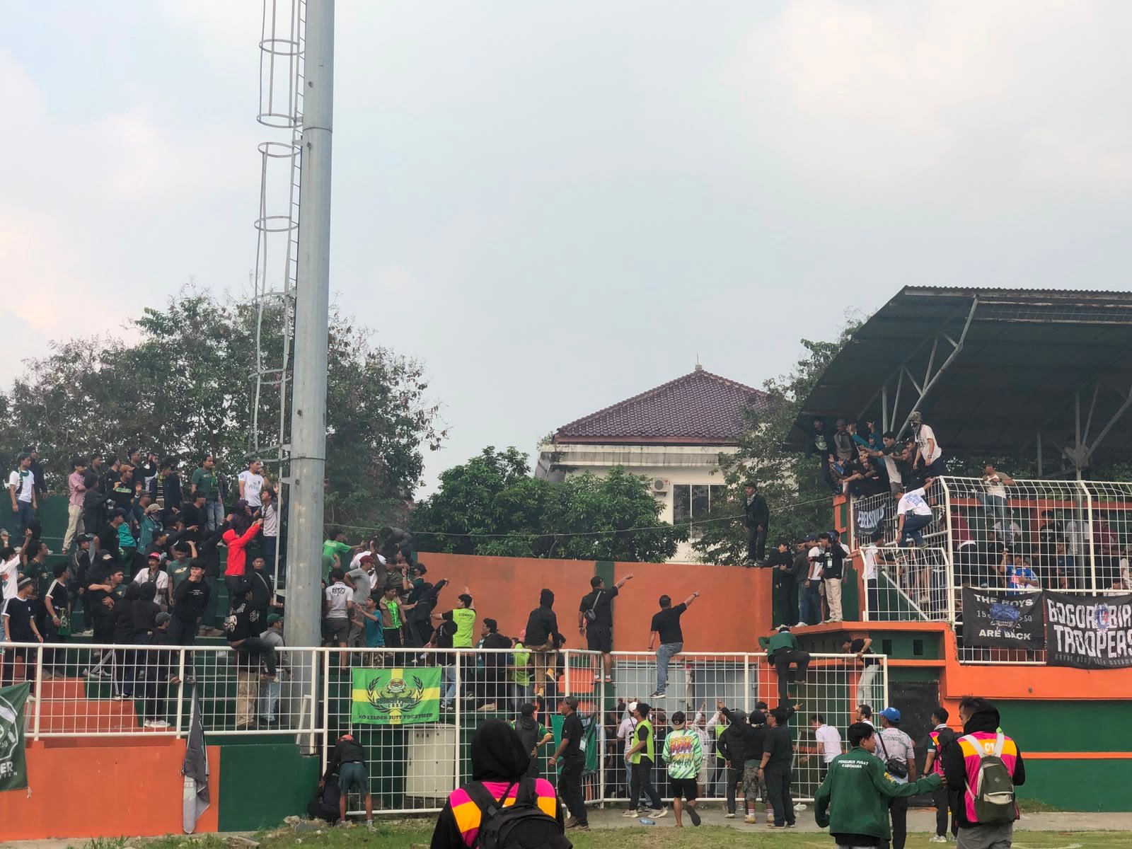 Tribun Memanas, Duel Persikabo dan PSB Bogor Sempat Dihentikan Wasit
