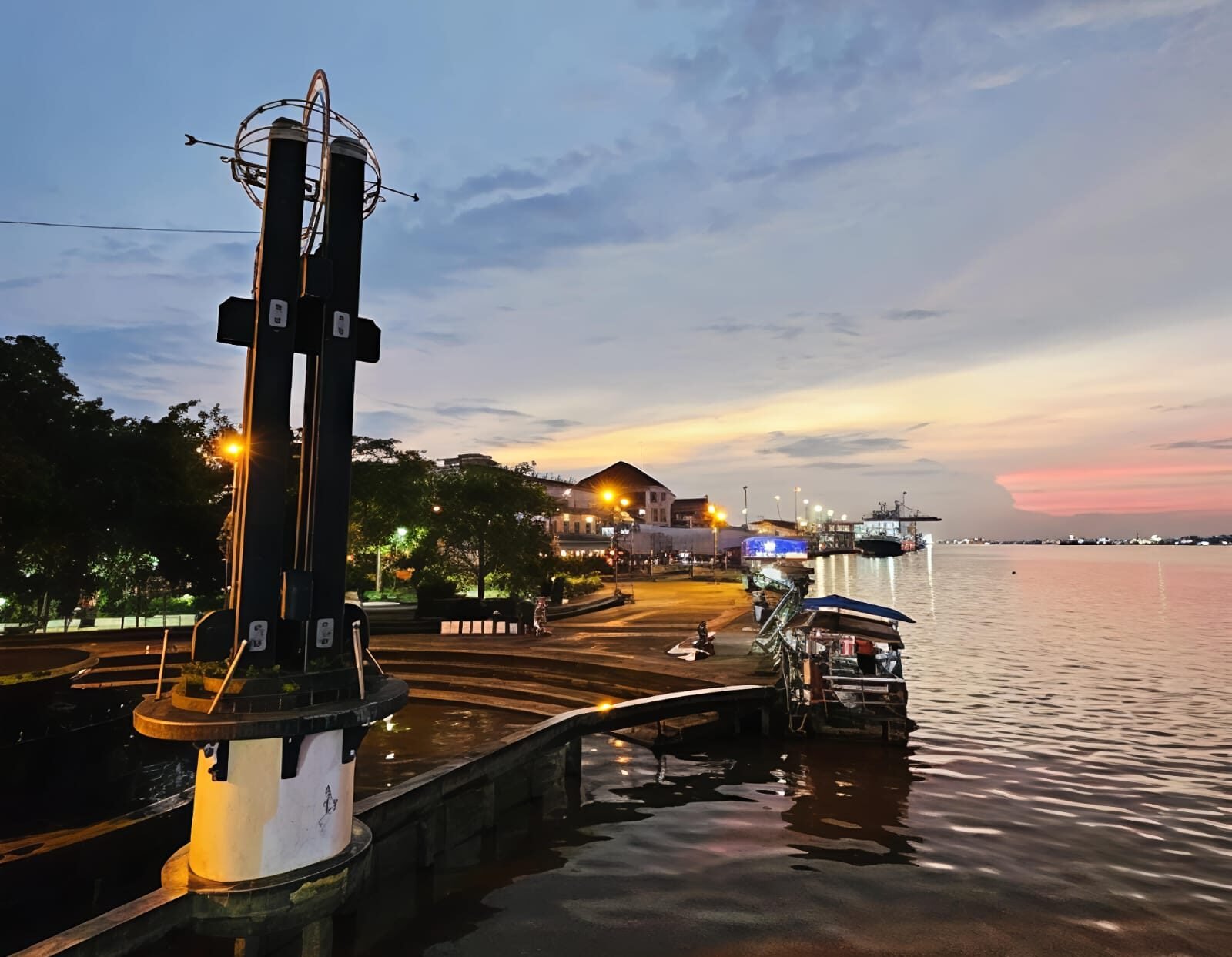 Taman Alun Kapuas, Ruang Publik Ikonik untuk Bersantai dan Berburu Kuliner di Pontianak