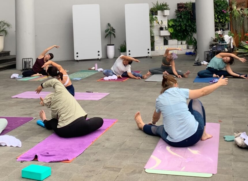 Swiss-Belresort Dago Heritage Rayakan International Wellness Day melalui International Yoga Retreat: Singapore x Bandung
