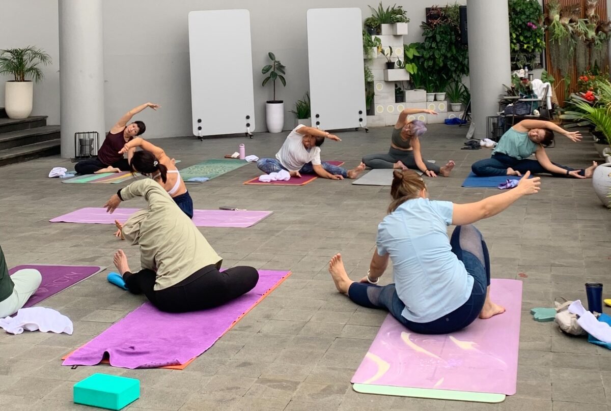 Swiss-Belresort Dago Heritage Rayakan International Wellness Day melalui International Yoga Retreat: Singapore x Bandung