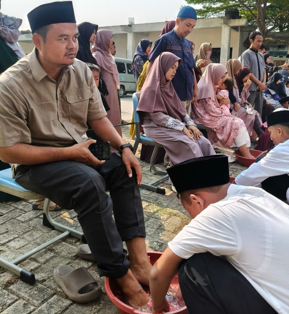 Prosesi Basuh Kaki Orang Tua Iringi Penyambutan Santri Baru Ma’had Darulhusna 2026/2027