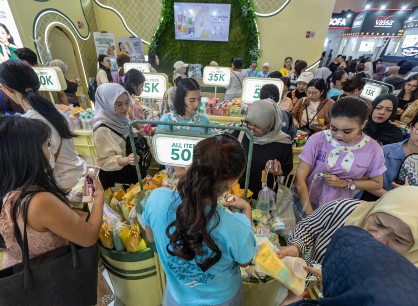 Pengunjung Manfaatkan Hari Terakhir Jakarta Fair 2026 untuk Berburu Promo Besar