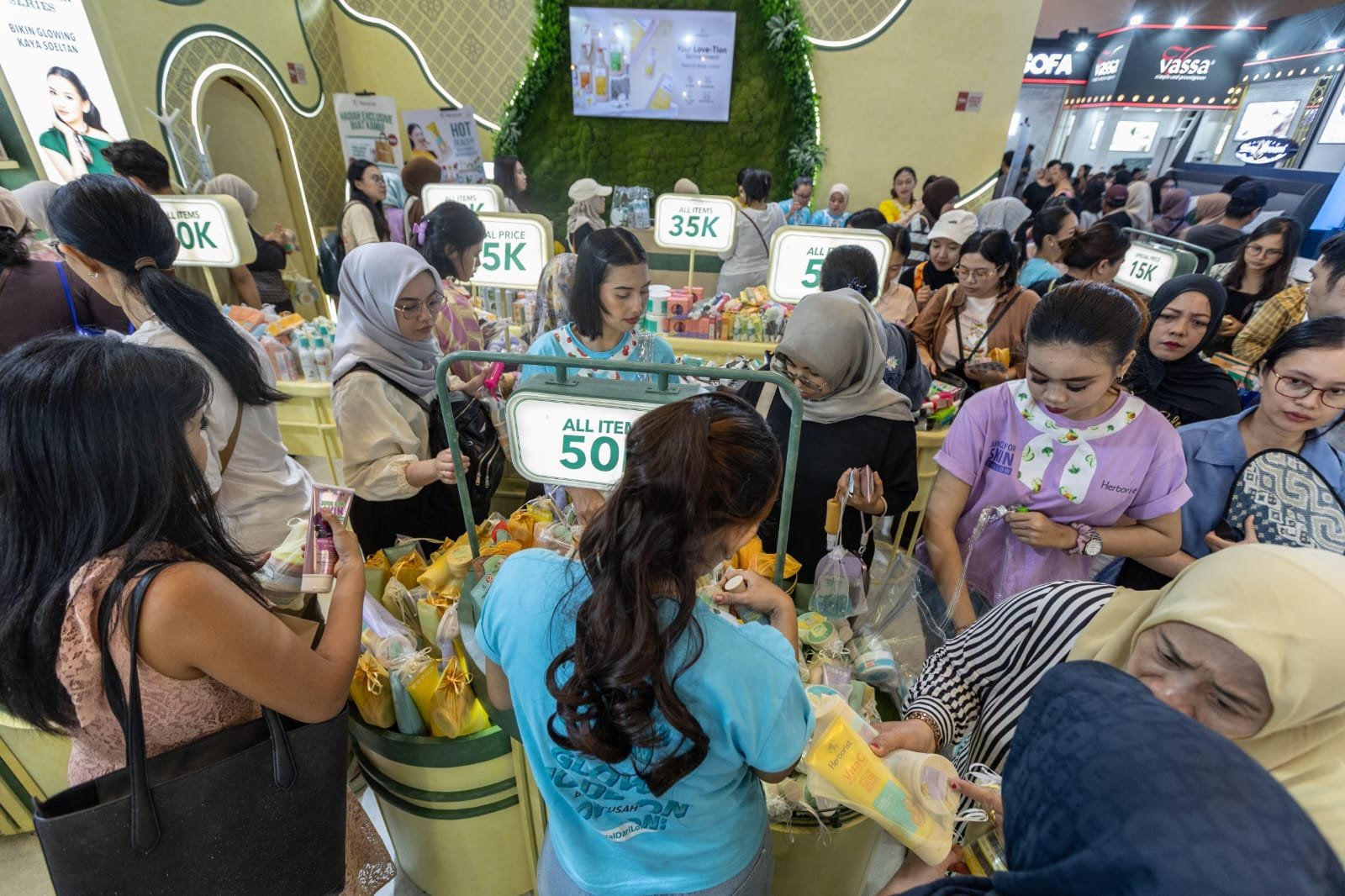 Pengunjung Manfaatkan Hari Terakhir Jakarta Fair 2026 untuk Berburu Promo Besar