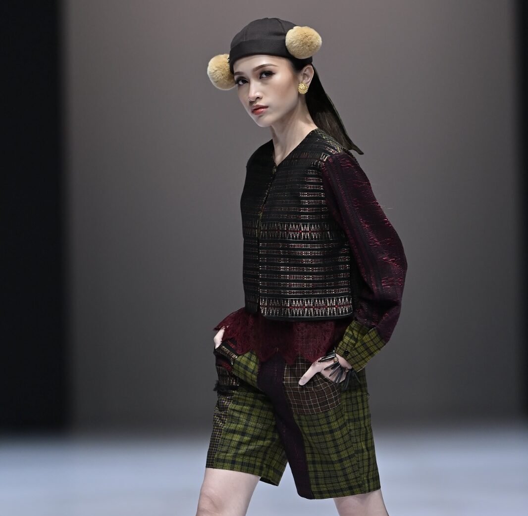 Desain Busana Terinspirasi Tradisi Lompat Batu Nias Juarai IYFDC 2026 di Indonesia Fashion Week