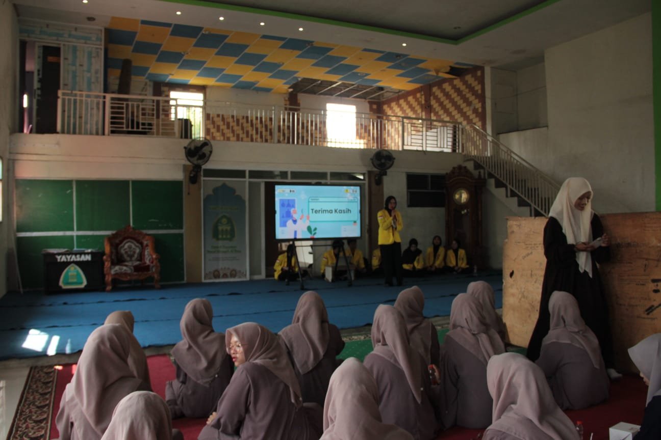 HIMAFIS UI Dorong Deteksi Dini Skoliosis di Kalangan Santri Pondok Pesantren Nurul Hidayah Al-Bina