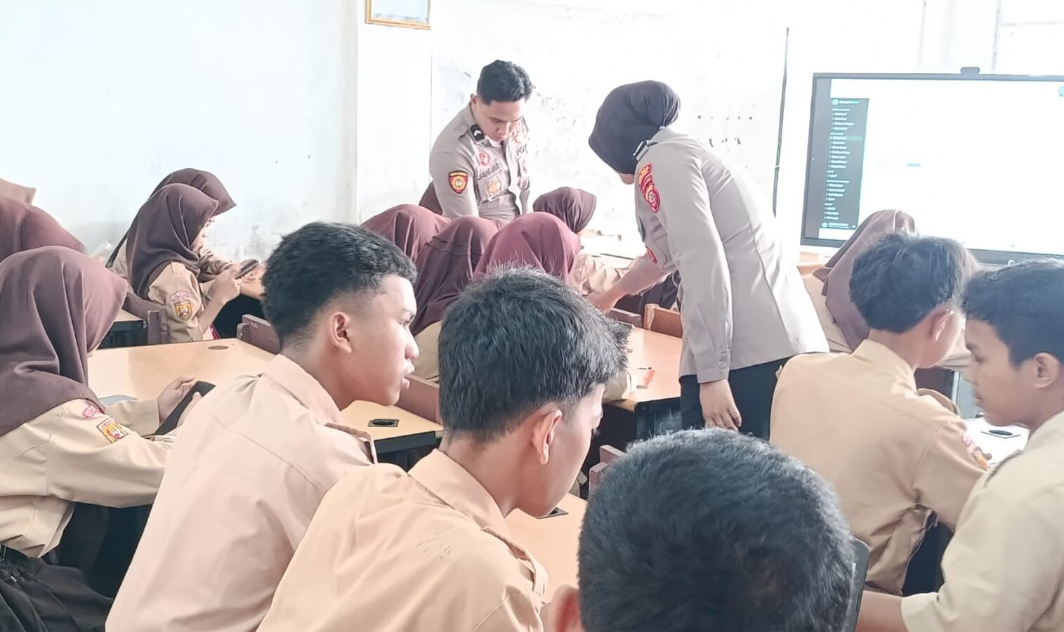 Ketika AI Masuk Ruang Pendidikan, Polri Dorong Pelajar Cijeruk Lebih Kritis dan Bertanggung Jawab