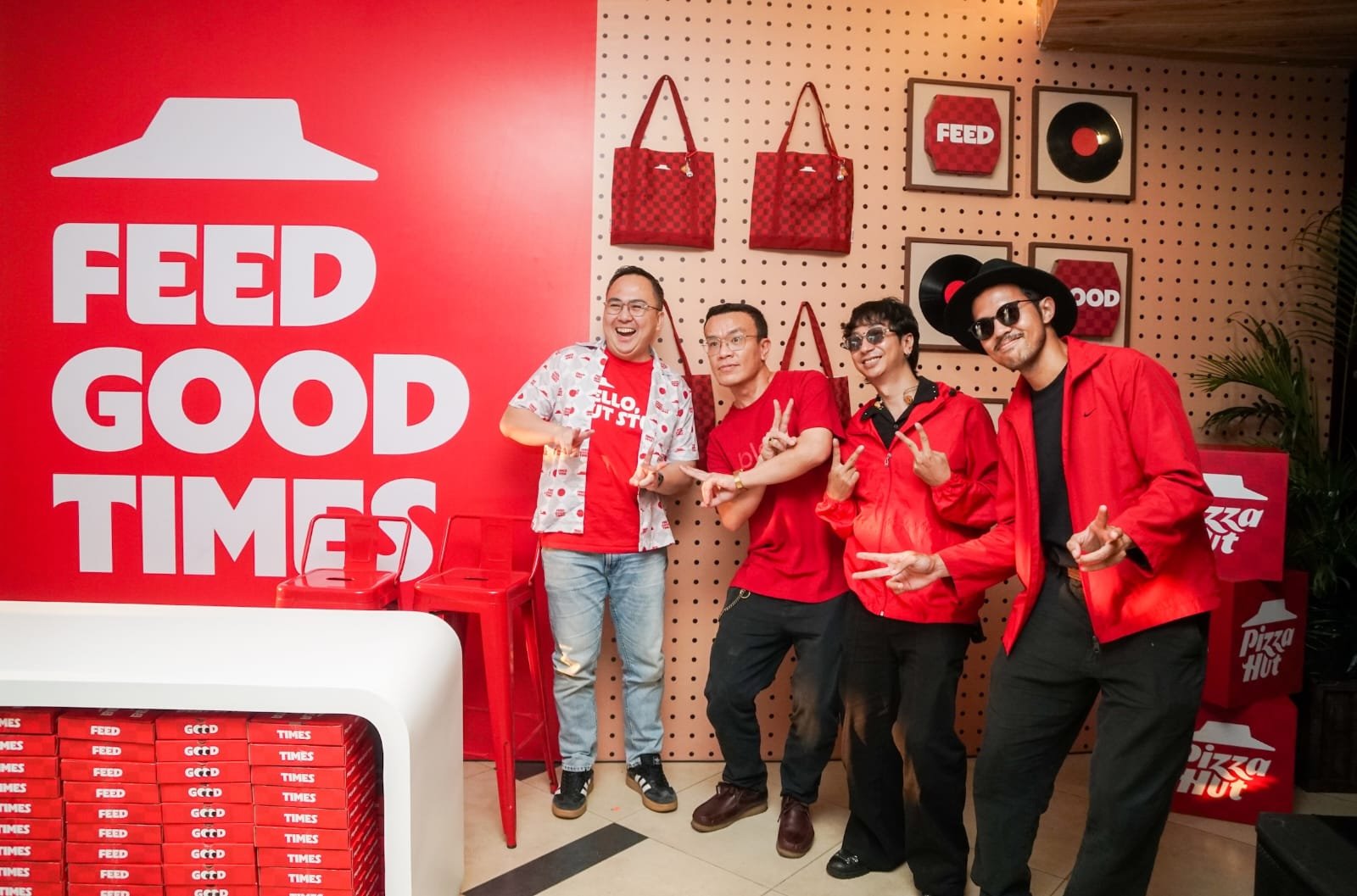 Di Bawah Atap Merah, Good Times Menemukan Bentuk Baru