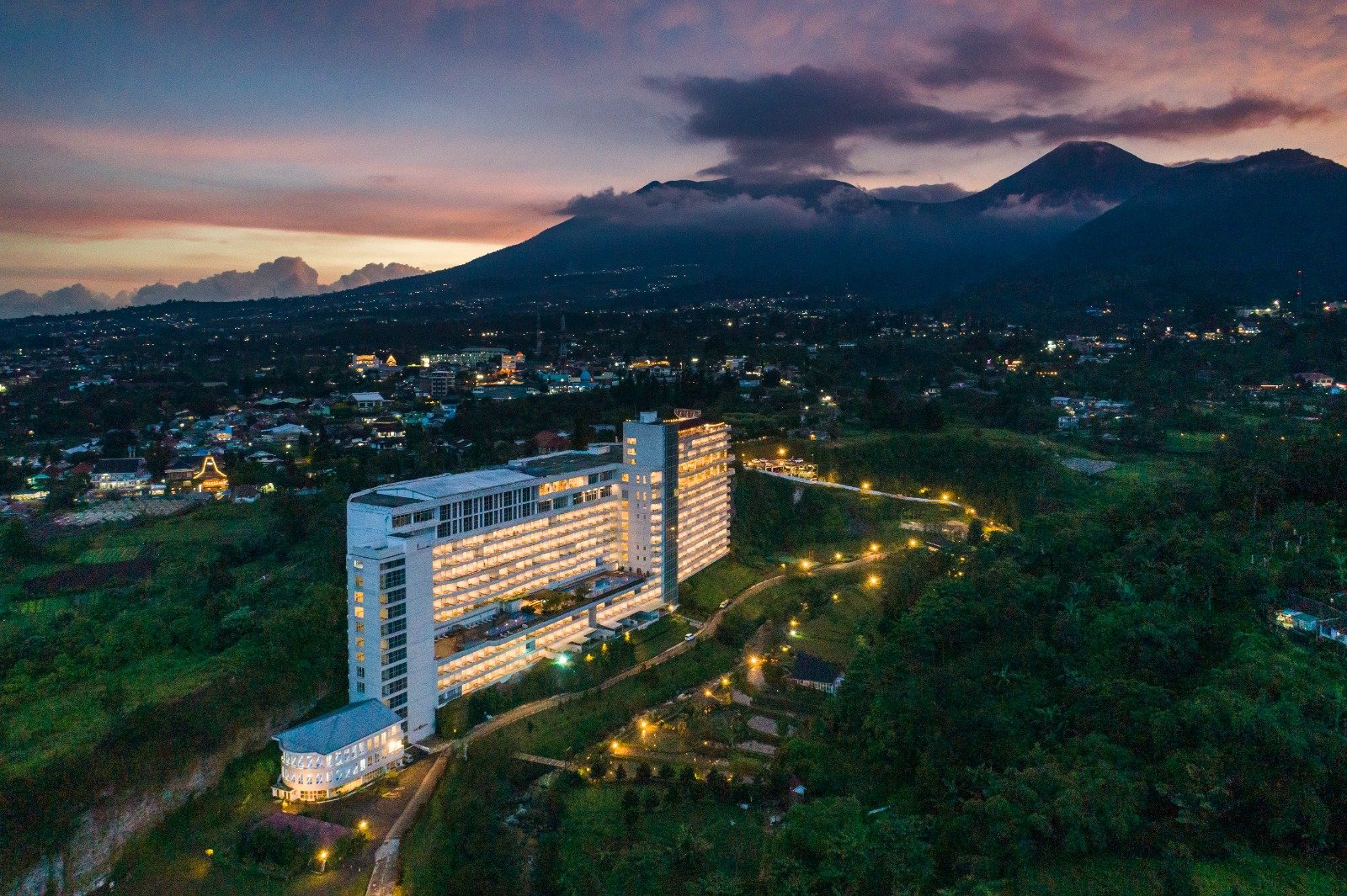 Satu Dekade Bertumbuh Bersama Alam: Le Eminence Puncak dan Jejak yang Ingin Dijaga