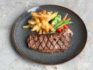 Dua Sajian, Dua Cerita: New York Steak dan Lapis Legit di Aston Serang