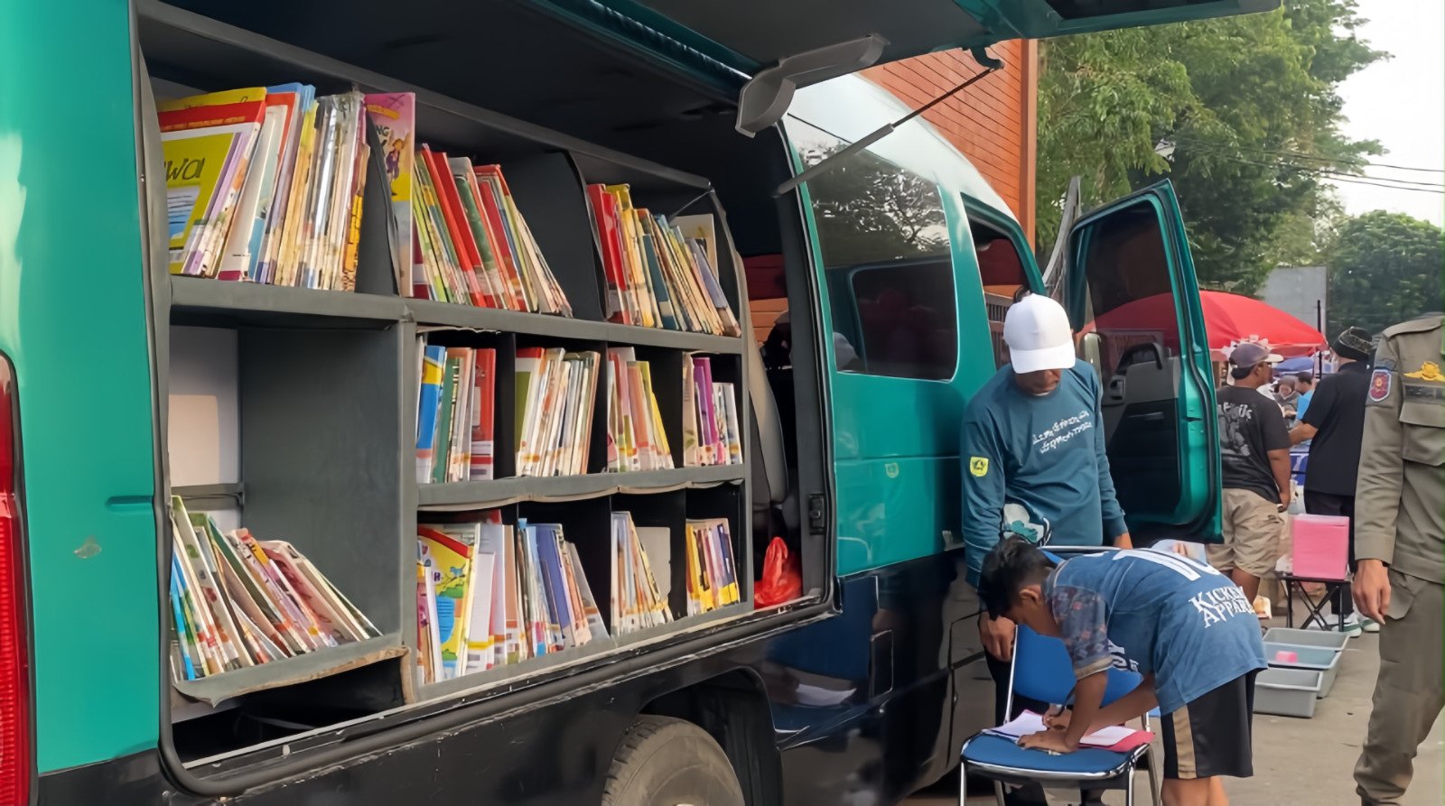 Dekatkan Layanan Literasi, Perpustakaan Keliling Sambangi CFD Tegar Beriman