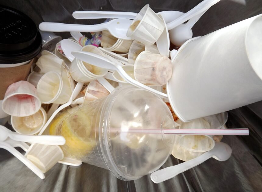 Mengurangi Sampah dari Rumah: 5 Cara Kreatif Memanfaatkan Barang Bekas