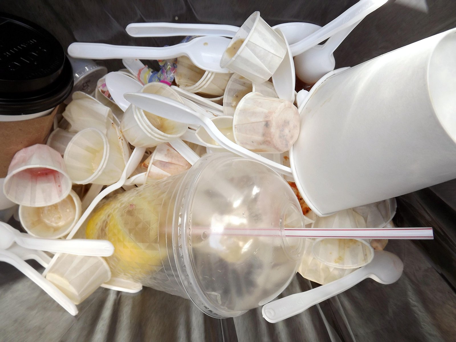 Mengurangi Sampah dari Rumah: 5 Cara Kreatif Memanfaatkan Barang Bekas