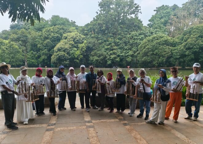 Belajar Harmoni dari Angklung, Komunitas 50+ Jawa Barat Berkegiatan di Kebun Raya Bogor