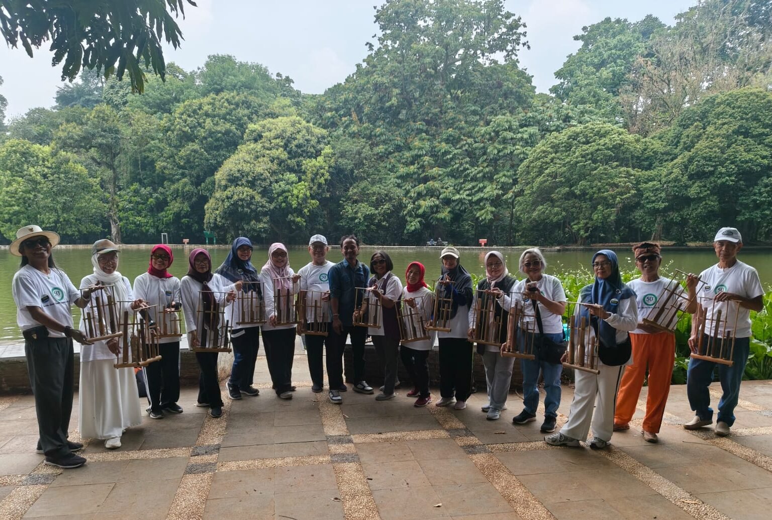 Belajar Harmoni dari Angklung, Komunitas 50+ Jawa Barat Berkegiatan di Kebun Raya Bogor