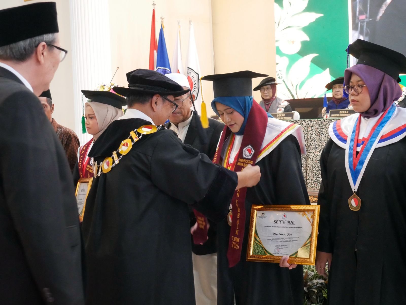 UNB Wisuda 120 Lulusan, Tekankan Kontribusi bagi Masyarakat dan Ekonomi Nasional