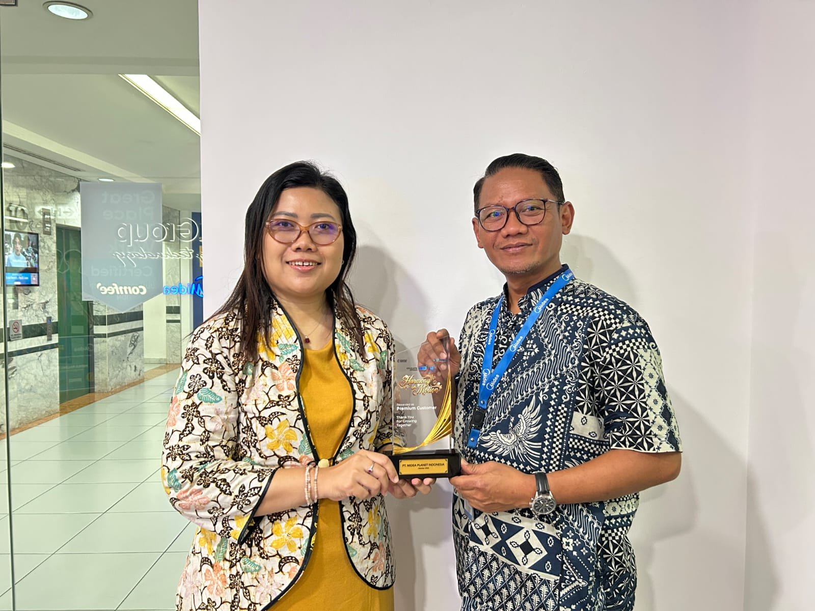 Midea Raih Apresiasi IDSurvey atas Konsistensi Kemitraan dan Kepatuhan Impor