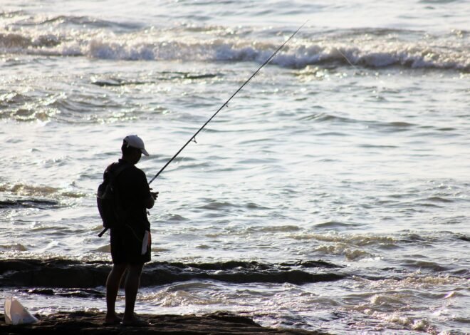 Sebelum Mancing di Pantai, Kenali Teknik Surf Fishing dan Peralatan yang Tepat
