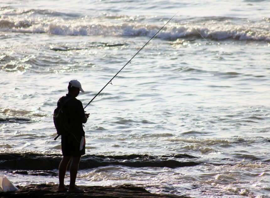 Sebelum Mancing di Pantai, Kenali Teknik Surf Fishing dan Peralatan yang Tepat