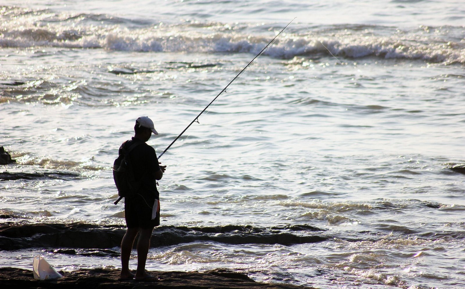 Sebelum Mancing di Pantai, Kenali Teknik Surf Fishing dan Peralatan yang Tepat