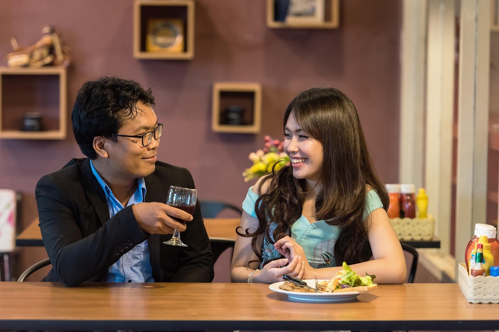 Menjaga Kesehatan Pencernaan Dimulai dari Kebiasaan Setelah Makan Malam
